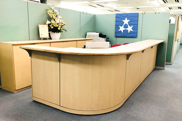 充実の学習環境:開放的な受付カウンター。ご質問・ご相談など、どんな小さなことでもお気軽にお声かけください