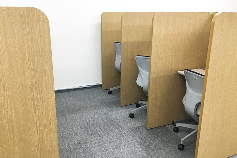 充実の学習環境:専用の自習ブースで集中して学習に取り組めます。生徒から質問しなくても講師から声をかけてもらえます。