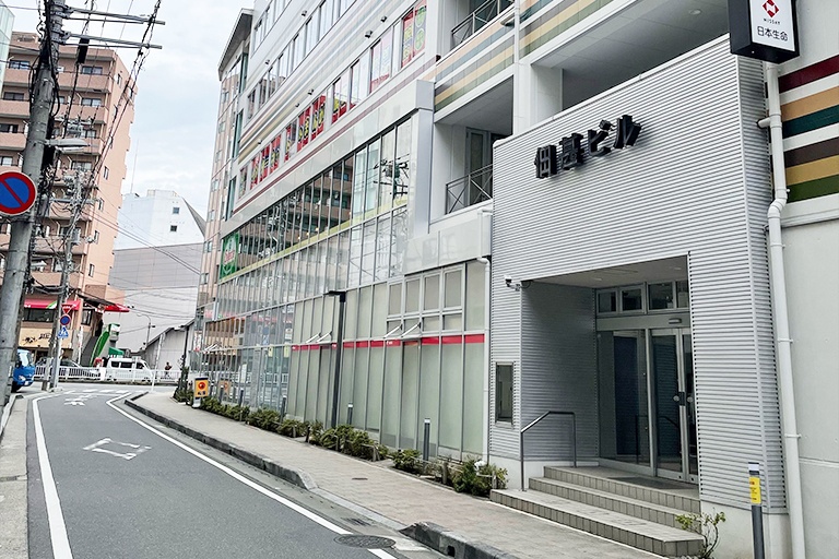 充実の学習環境:教室までは駅から徒歩1分、佃甚ビル3Fです。写真で見える郵便局が目印です!