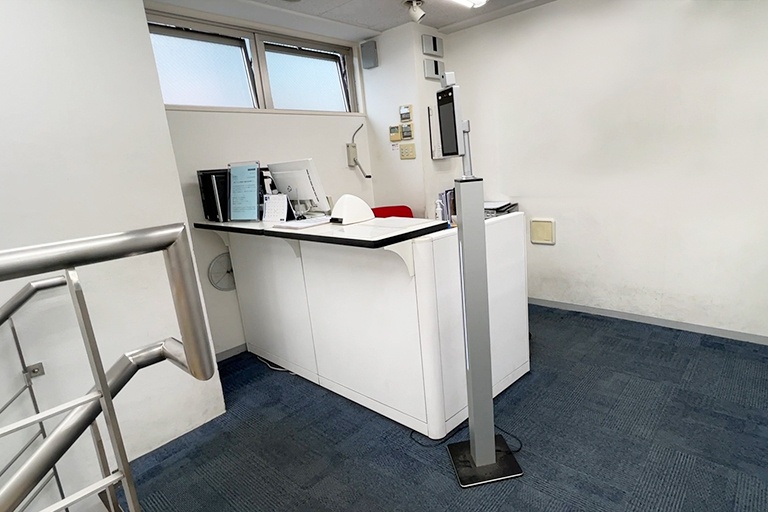 充実の学習環境:教室で何かわからないことがあれば、受付カウンターまでお気軽にご相談ください。