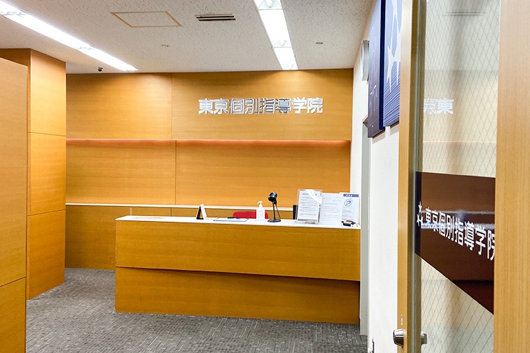 充実の学習環境:教室で何かわからないことがあれば、受付カウンターまでお気軽にご相談ください。