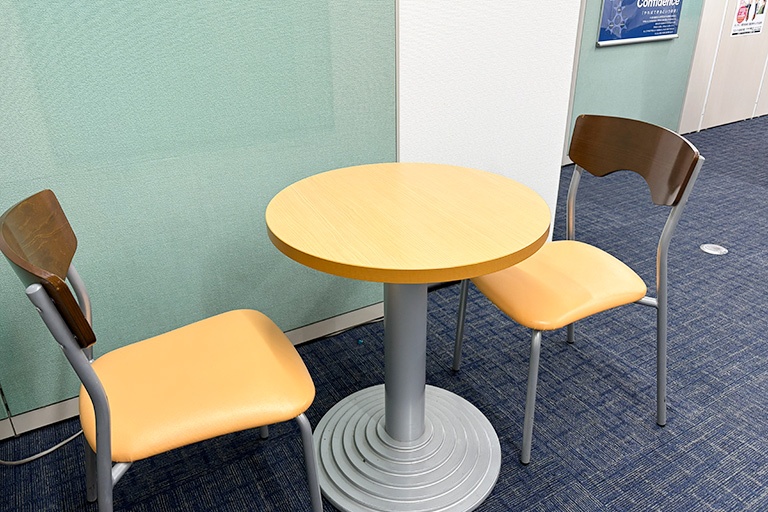 充実の学習環境:オープンな環境のフリースペース。お気軽にご質問・ご相談などをしていただけます。