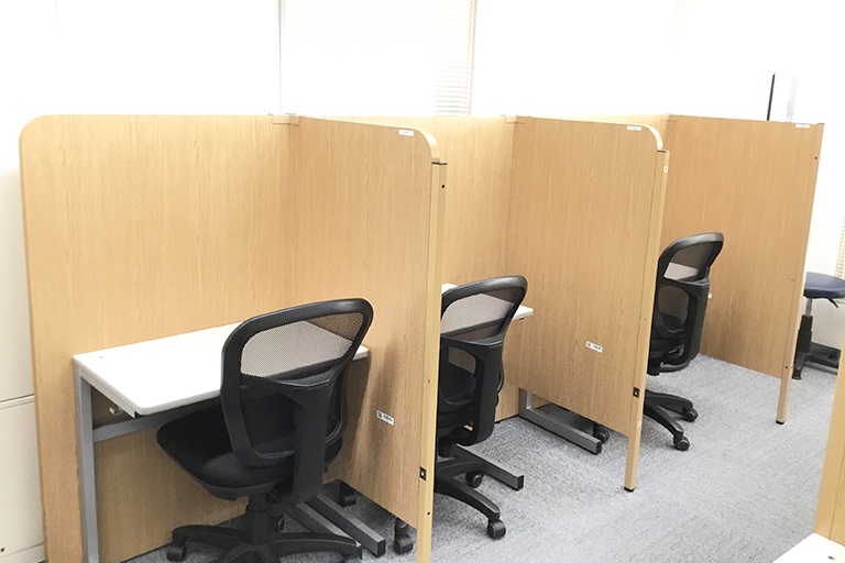 充実の学習環境:静かで集中しやすい自習スペース。20席以上と十分な量をご用意しております。
