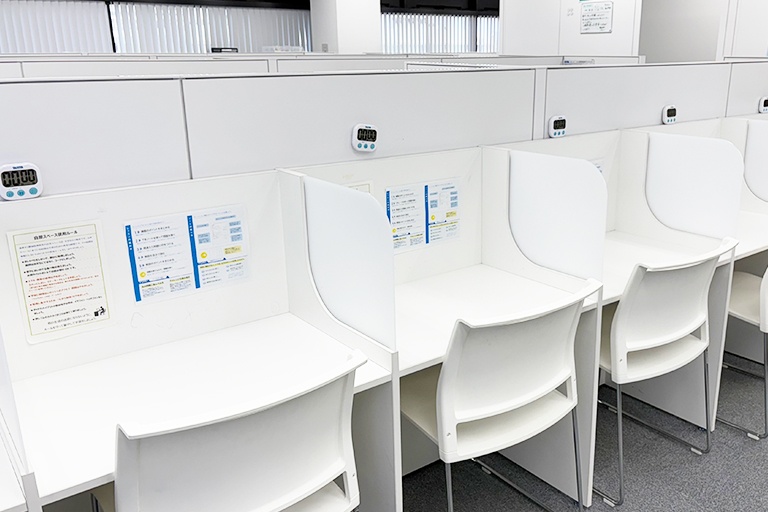 充実の学習環境:自習スペースは1人ひとり区切られた設計。しっかりと自分の勉強に集中できます。