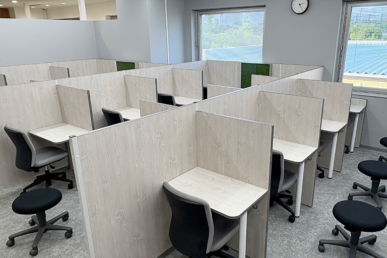 充実の学習環境:授業ブースはパーテーションや照度にもこだわり、学びたくなる学習環境を整えています。