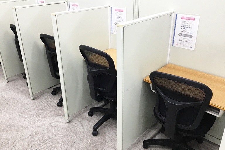 充実の学習環境:無料で使用できる自習席。集中しやすいと評判です。
