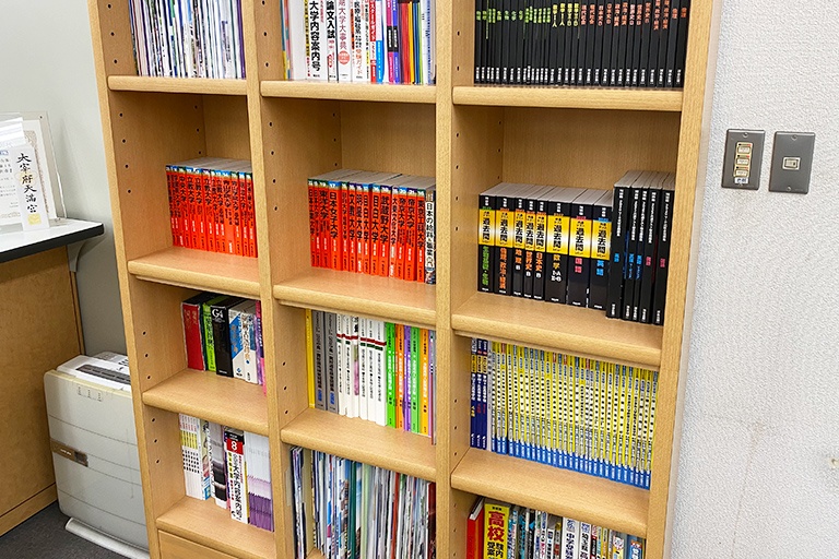 充実の学習環境:対応テキストは十分な種類・量を準備。お子さまの課題や目標に合わせて対応しています。