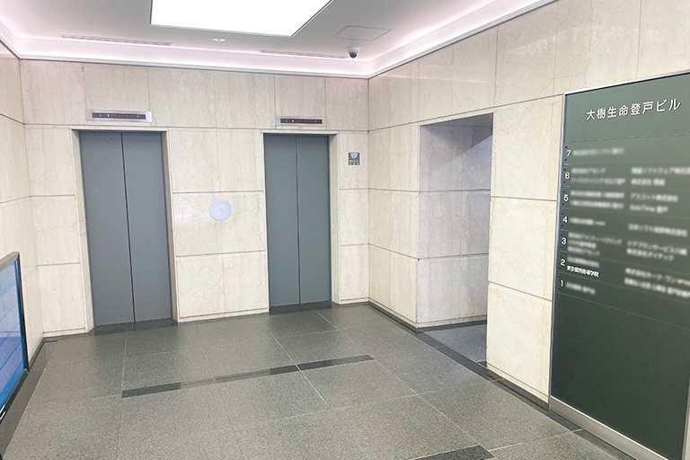 充実の学習環境:アクセス案内②:エントランス正面のエレベーター、もしくは右側階段で2階までお上がりください。