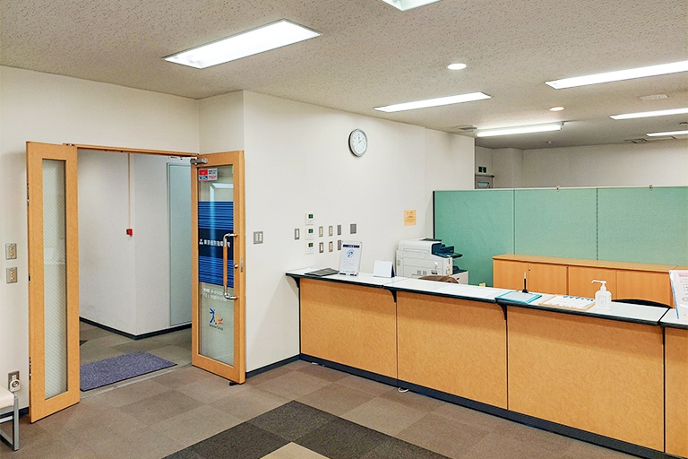 充実の学習環境:開放的な受付カウンター。ご質問・ご相談など、どんな小さなことでもお気軽にお声かけください