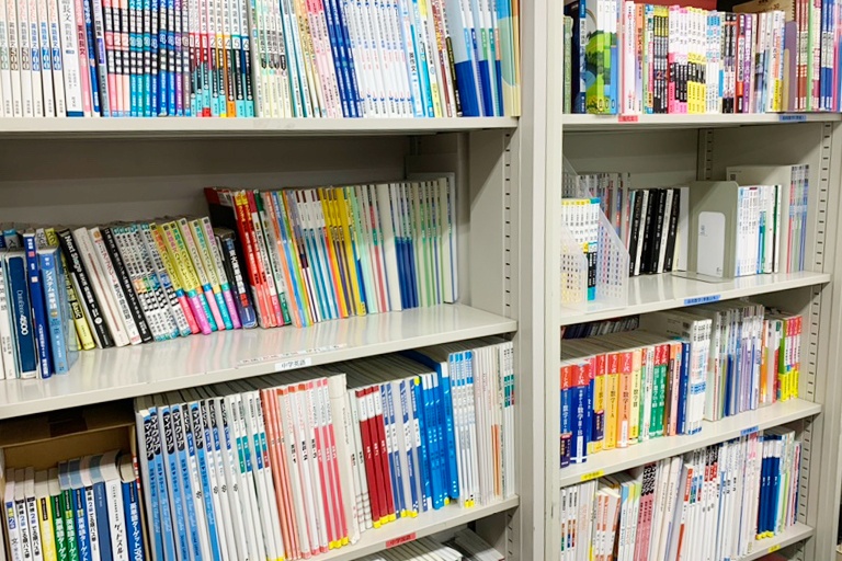 充実の学習環境:対応テキストは十分な種類・量を準備。お子さまの課題や目標に合わせて対応しています。