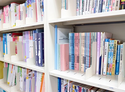 充実の学習環境:対応テキストは十分な種類・量を準備。お子さまの課題や目標に合わせて対応しています。