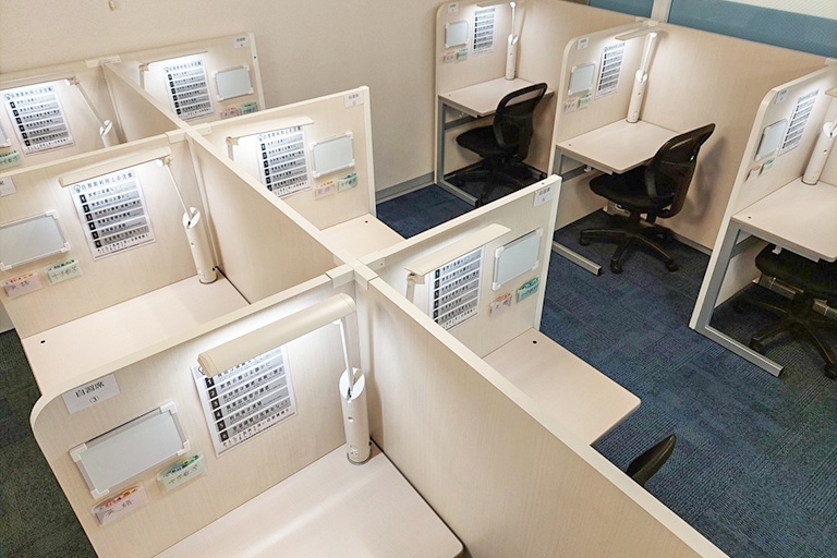 充実の学習環境:自習スペースは1人ひとり区切られた設計。しっかりと自分の勉強に集中できます!