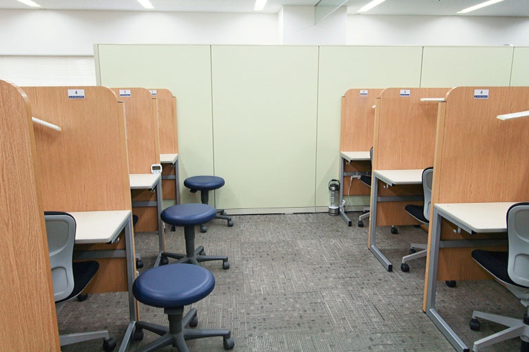 充実の学習環境:コーチが隣に座ってレッスンするので質問がしやすい環境です。