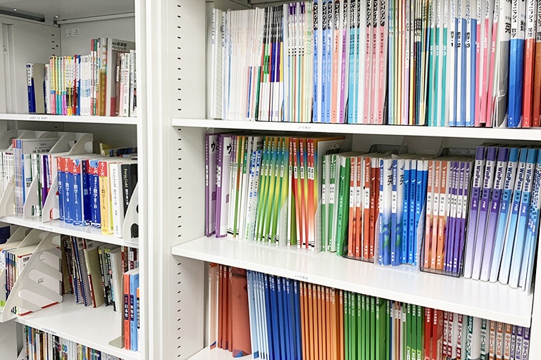 充実の学習環境:対応テキストは十分な種類・量を準備。お子さまの課題や目標に合わせて対応しています。