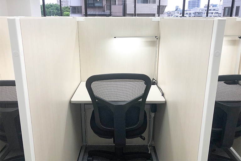 充実の学習環境:自習スペースは1人ひとり区切られた設計。しっかりと自分の勉強に集中できます!