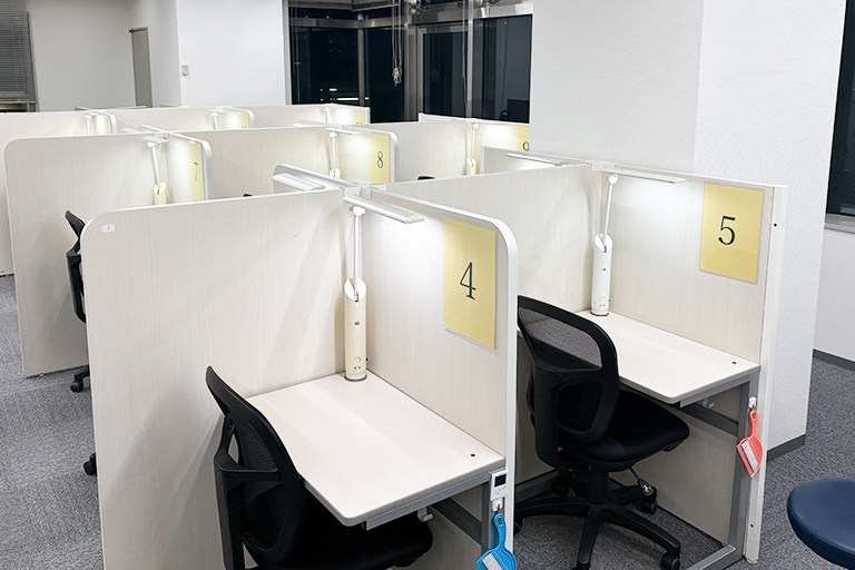 充実の学習環境:パーテーションで1人ずつ区切られているので、自分の勉強に集中できます。