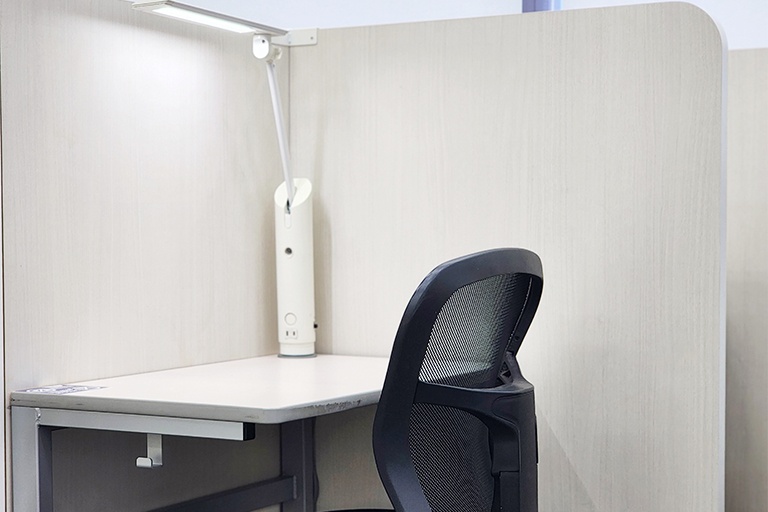 充実の学習環境:無料で使用できる自習席。集中しやすいと評判です。