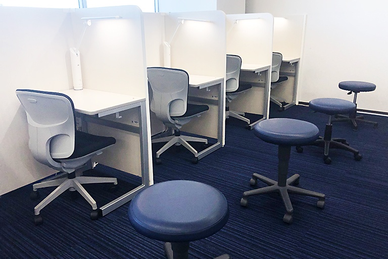 充実の学習環境:個別指導ブース。演習中も講師がいつも隣にいて、質問がしやすい環境です。