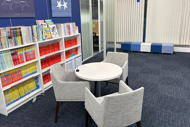 充実の学習環境:オープンな環境のフリースペース。お気軽にご質問・ご相談などをしていただけます。