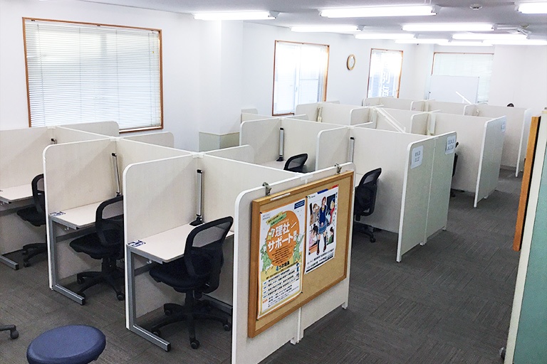 充実の学習環境:授業は講師1名につき生徒2名までの個別指導。きめ細かな指導で着実に力を伸ばします。