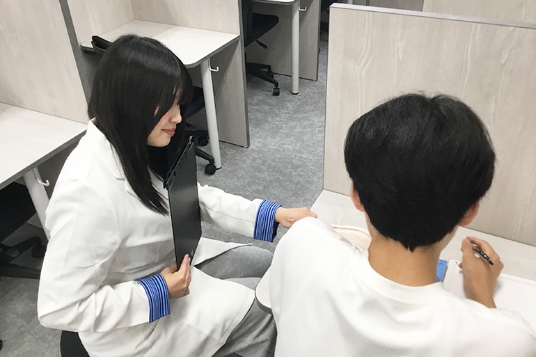 充実の学習環境:演習中は講師がいつも隣にいて、質問がしやすい環境です。