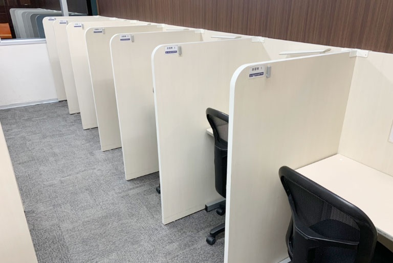 充実の学習環境:自習スペースは1人ひとり区切られた設計。しっかりと自分の勉強に集中できます!