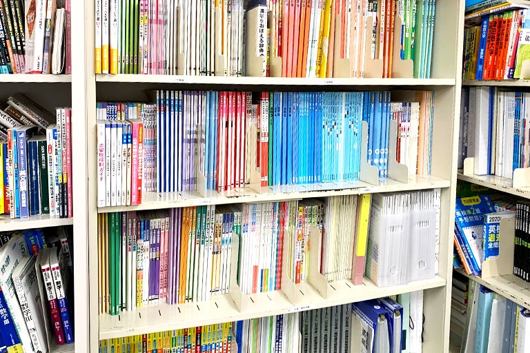充実の学習環境:対応テキストは十分な種類・量を準備。お子さまの課題や目標に合わせて対応しています。