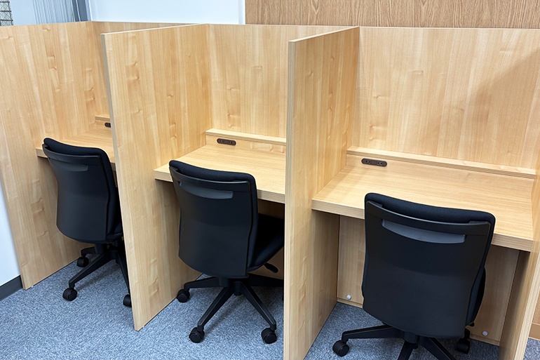 充実の学習環境:パーソナルに区切られた自習席。集中しやすいとご好評いただいています。