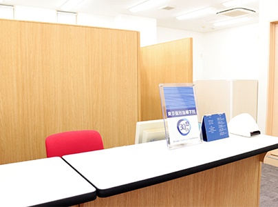 充実の学習環境:開放的な受付カウンター。お気軽にお声かけください