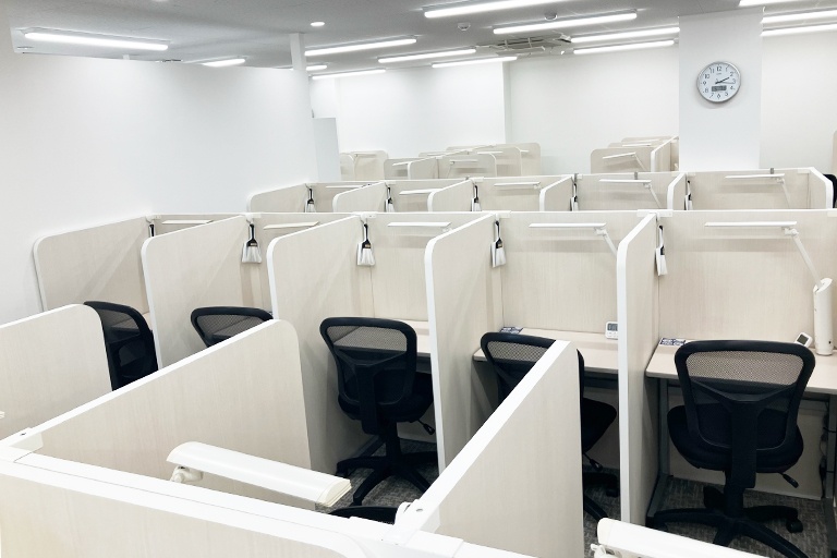 充実の学習環境:自習ブース。明るく、清潔感のある教室内には、生徒の皆様が勉強に集中しやすい環境が整っております。開校時間内でしたら、自習席はいつでも何度でもご利用いただけます!