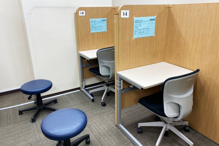 充実の学習環境:個別指導ブース。演習中も講師がいつも隣にいて、質問がしやすい環境です。