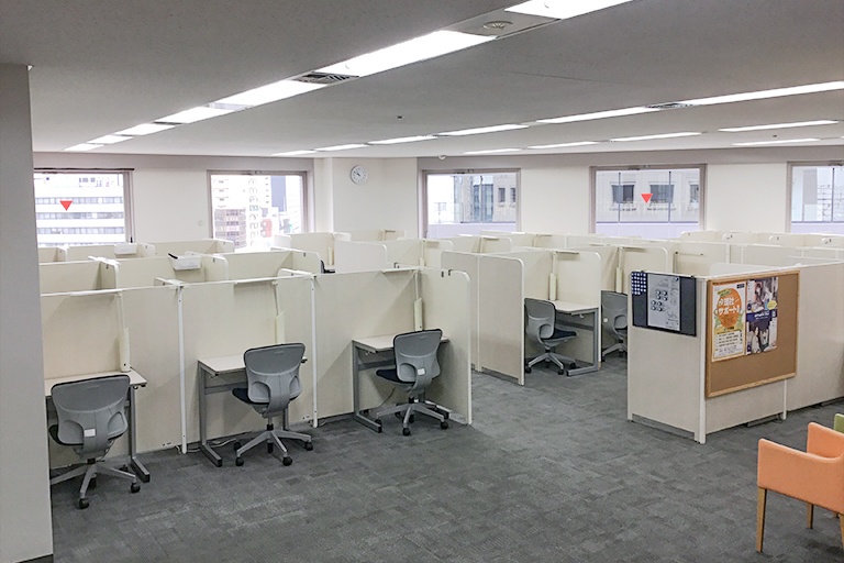 充実の学習環境:授業は講師1名につき生徒2名までの個別指導。きめ細かな指導で着実に力を伸ばします。