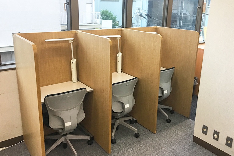 充実の学習環境:自習スペースは1人ひとり区切られた設計。しっかりと自分の勉強に集中できます!