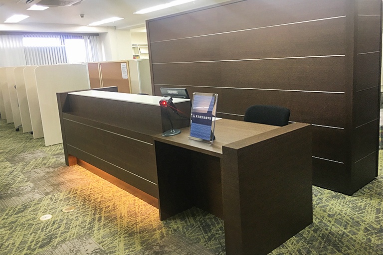 充実の学習環境:教室で何かわからないことがあれば、受付カウンターまでお気軽にご相談ください。