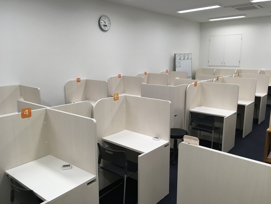 充実の学習環境:レッスンブースです。生徒一人ひとりの席が用意され、周囲が気にならないように工夫されています。