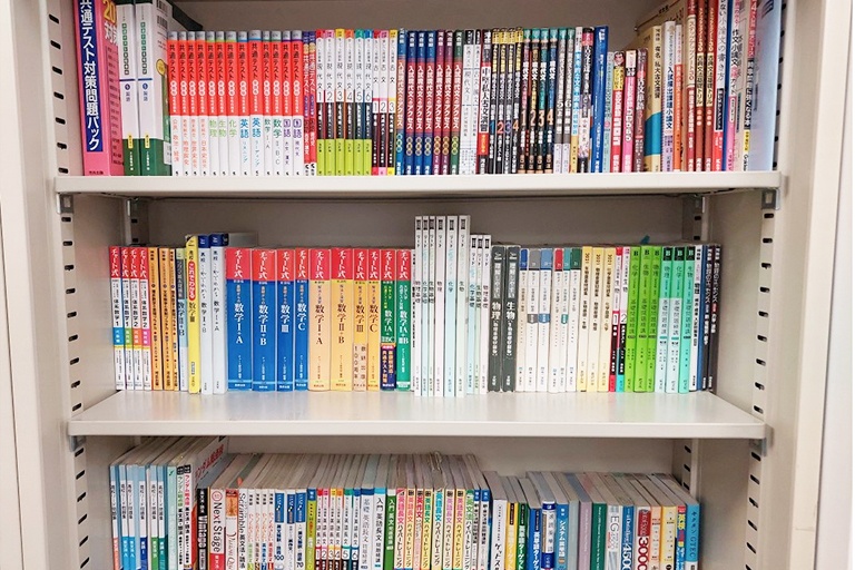 充実の学習環境:対応テキストは十分な種類・量を準備。お子さまの課題や目標に合わせて対応しています。