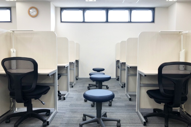 充実の学習環境:個別指導ブース。演習中も講師がいつも隣にいて、質問がしやすい環境です。