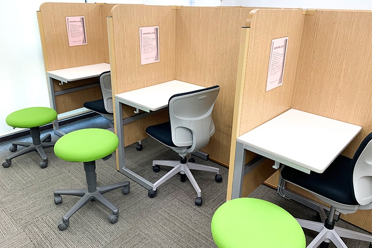 充実の学習環境:無料で使用できる自習席。集中しやすいと評判です。