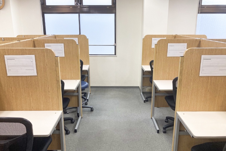 充実の学習環境:授業は講師1名につき生徒2名までの個別指導。きめ細かな指導で着実に力を伸ばします。