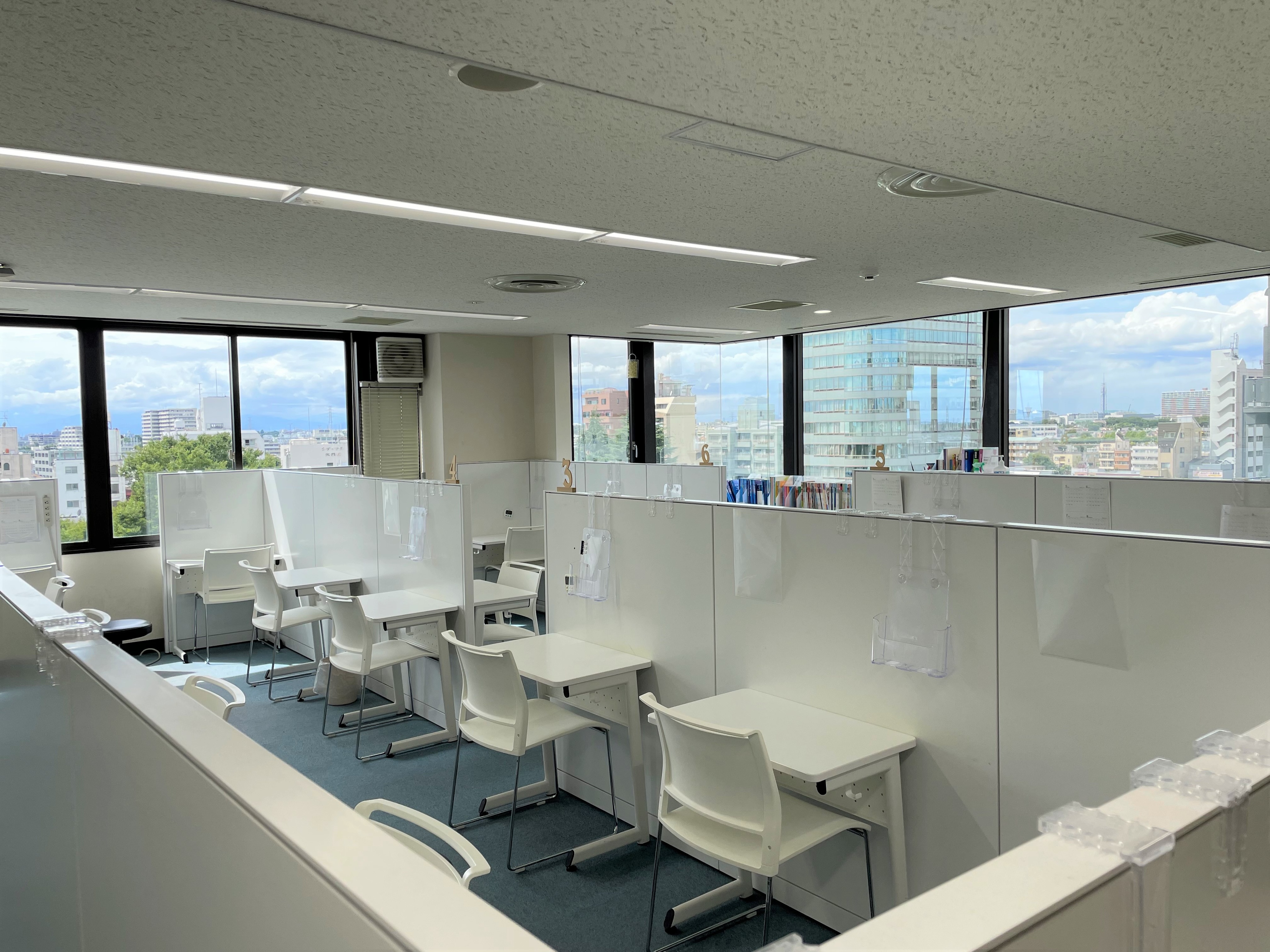 充実の学習環境:一人ずつに用意された机で、日の光の差す明るい環境で勉強ができます!