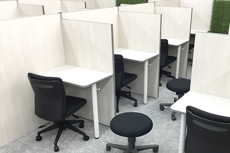 充実の学習環境:パーテーションで1人ずつ区切られているので、自分の勉強に集中できます。