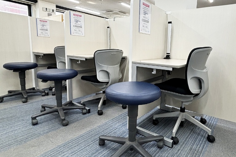 充実の学習環境:個別指導ブース。演習中も講師がいつも隣にいて、質問がしやすい環境です。