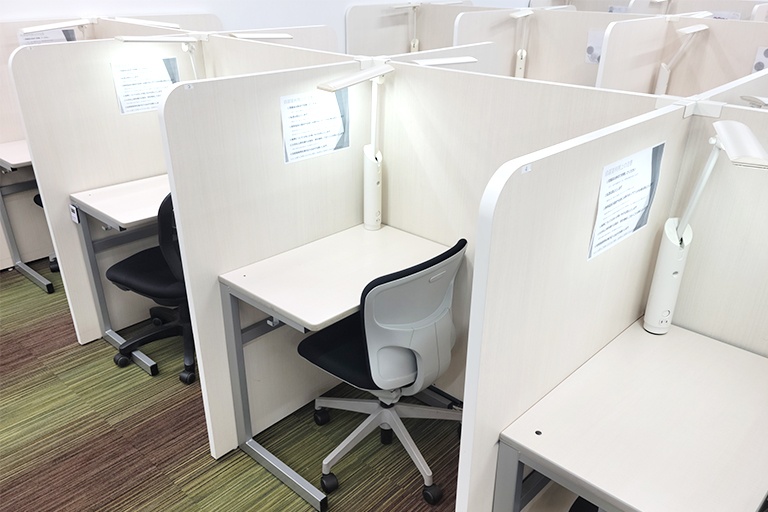 充実の学習環境:無料で使用できる自習スペース。集中しやすいと評判です。