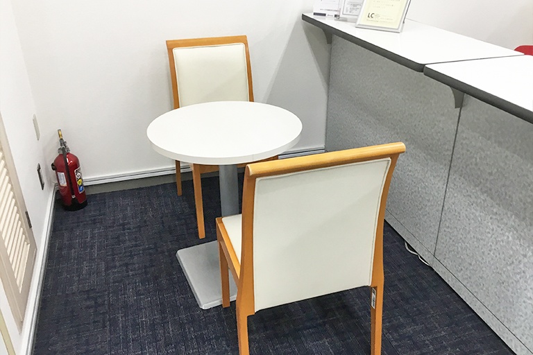 充実の学習環境:カウンター前の小机では生徒が自習で困った際の質問対応や、室長とのちょっとした雑談に使うことが多いです。