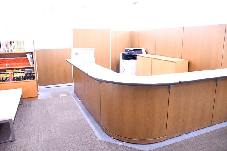 充実の学習環境:明るく清潔なエントランス。小さなことでもお気軽にご質問・ご相談ください。