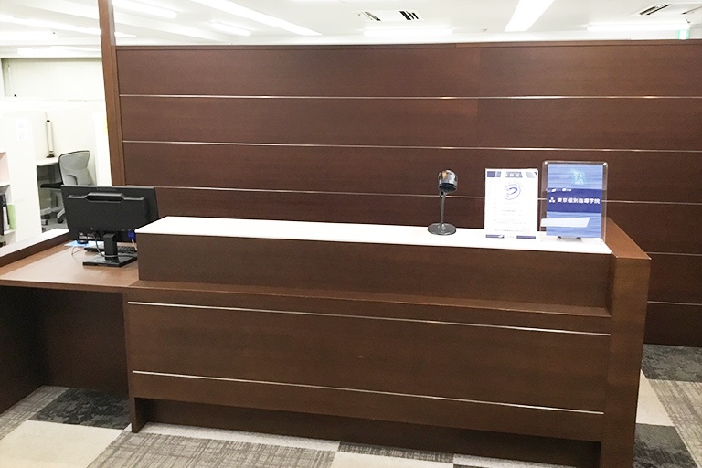 充実の学習環境:開放的な受付カウンター。ご質問・ご相談など、どんな小さなことでもお気軽にお声かけください