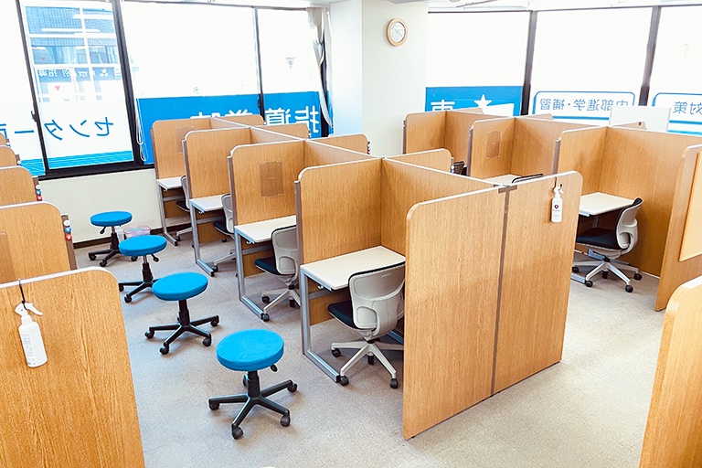 充実の学習環境:大きな窓が壁2面全体にあり、開放的な空間です。席はパーテーションで1人ずつ区切られているので、自分の勉強に集中できます。