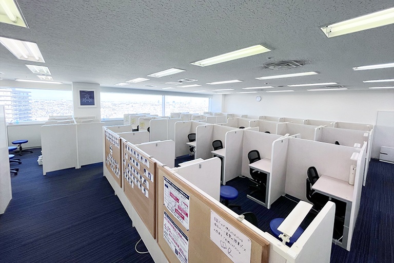 充実の学習環境:集中しやすいようパーテーションで区切られた授業ブース。