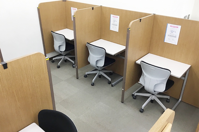 充実の学習環境:ゆったりと仕切りのある自習ブース(6席)、時間制限、予約なしで開校時間内であればいつでも利用可能です。満席でも席を拡張し、ご案内いたします。