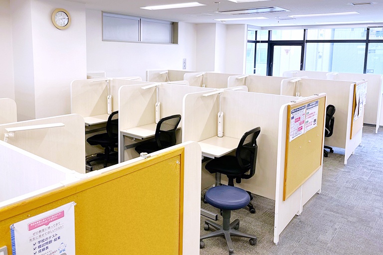充実の学習環境:パーテーションで1人ずつ区切られているので、自分の勉強に集中できます。